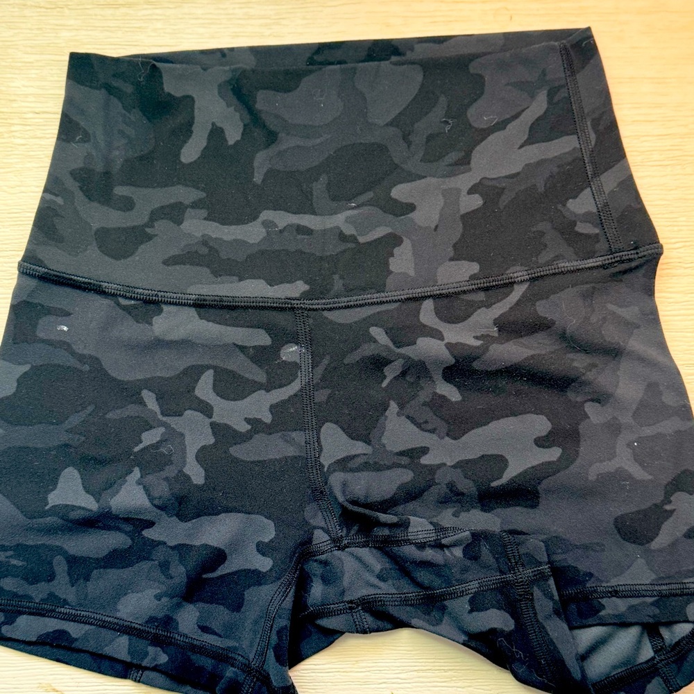Lululemon Align black Cameo 4”. Size 4